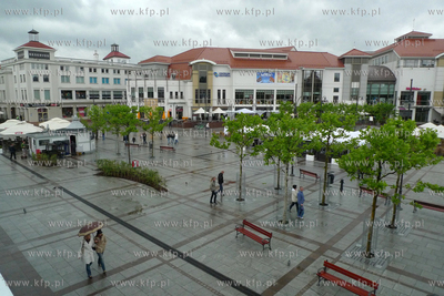 Deszcz  i chlodna pogoda spowodowala opustoszenie Sopotu....