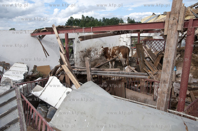W wyniku trąby powietrznej, która przeszła nad ...