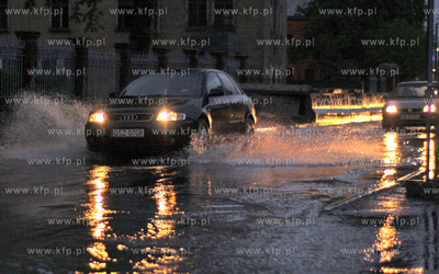 Obfite opady deszczu spowodowaly liczne podtopienia...