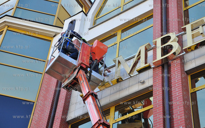 Gdansk. Zdjecie szyldu z budynku Artus Park przy ul...