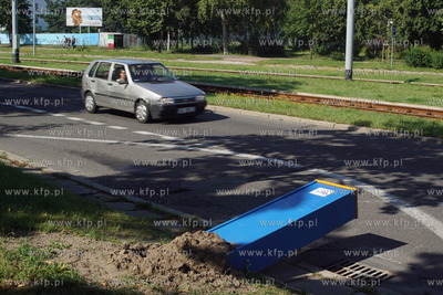 Gdańsk, ul. Hallera. Wyrwane z ziemi parkomaty firmy...