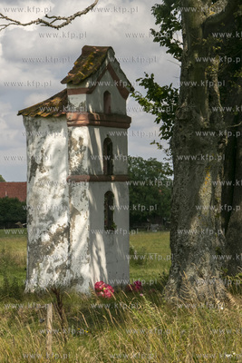 Wieś Wapnik na Warmii. Przy polnej drodze w kierunku...