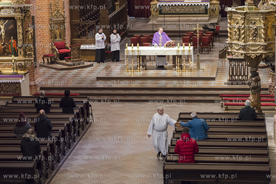 Pierwsza niedzielna msza swieta w Bazylice Katedralnej...