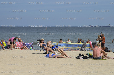 Sopot. Plaza w sezonie pelna plazowiczow i parawanow....