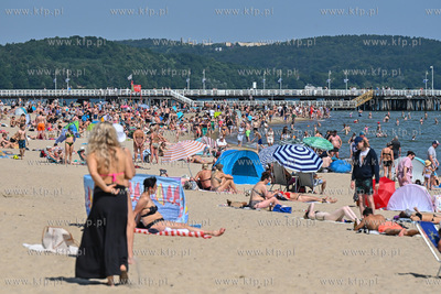 Sopot. Plaża. Upalny weekend spowodował liczne przybycie...