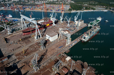 Stocznia Gdynia z lotu ptaka. NZ wprowadzanie statku...