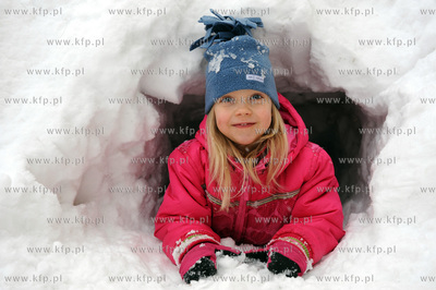 Zima znowu atakuje. Dzieciaki kopia tunele w sniegu.28.01.2010fot....