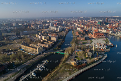 Gdansk, stare miasto, po prawej Wyspa Spichrzow, na...