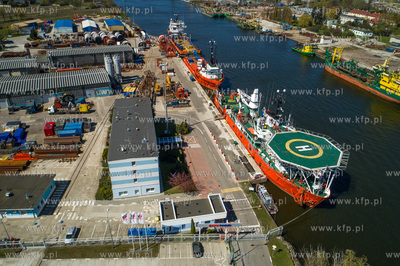 Lotos Petrobaltic, na pierwszym planie statek St. Barbara,...