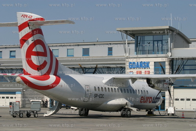 Port lotniczy w Gdansku Rebiechowie. Przed terminalem...