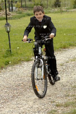 Konrad z Sulmina jezdzi na rowerze, ktory dostal z...