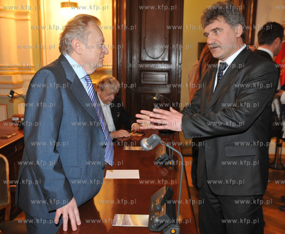 W siedzibie Rady Miasta Gdanska podpisano umowe pomiedzy...