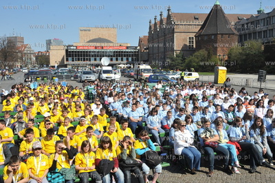 W Gdansku na Targu Weglowym ponad 400 dzieci z wzielo...