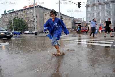 Gdansk podczas ulewy. Nz zalane skrzyzowanie 3 Maja...