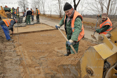 Prace przy remoncie i utwardzaniu kolejnego odcinka...