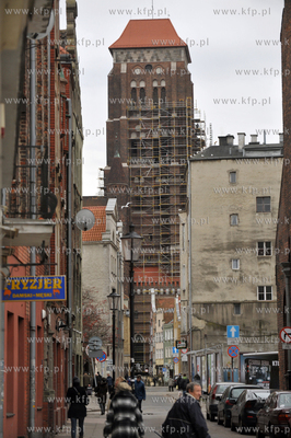 Demontaz rusztowan z odrestaurowanej wiezy Bazyliki...