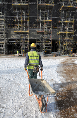 Budowa stadionu PGE Arena w Gdansku. Nz robotnicy budujacy...