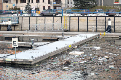 Plywajacy smietnik na Motławie przy marinie na ul.Szafarnia...