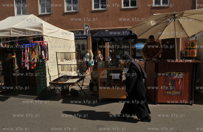 Gdansk. Jarmark Swietego Dominika. Handel na ul. Weglarskiej....