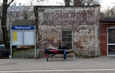 Wejherowo. Dwozec kolejowy PKP. Na scianie widoczny...
