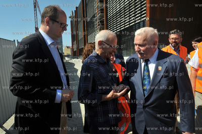 Prezydent Lech Walesa zwiedzal budowe Europejskiego...
