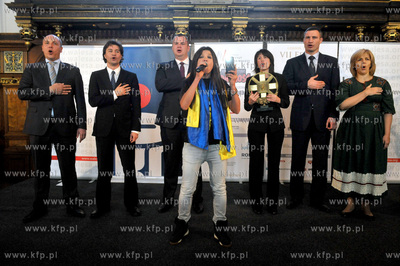 Dwor Artusa. Prezydent Lech Walesa wreczyl przyznawana...