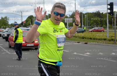 Zawodnicy na trasie I PZU Gdansk Maraton.Skrzyzowanie...