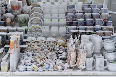 Zanieżone stoiska z pamiątkami na sopockim molo....