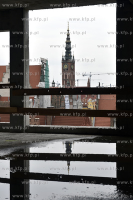 Uroczystosc zawieszenia wiechy na budowanym kompleksie...