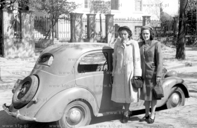 Kobiety przy samochodzie w Gdansku. 0002619z 1949 Fot....