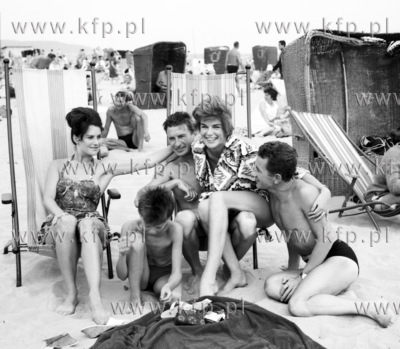 Maria Koterbska na plazy w Sopocie. 0004007z 1963 Fot....
