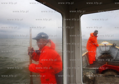 Zalew Wislany. Rybacy z Katow Rybackich Henryk Derkowski...