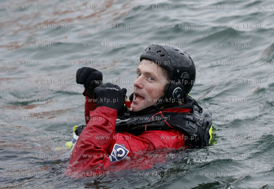 Marynarze, przygotowujacy sie do pracy na morzu przechodza...