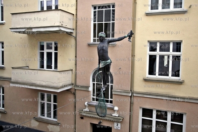 Sopot. Rzezbe rybaka balansujacego nad ul. Bohaterow...
