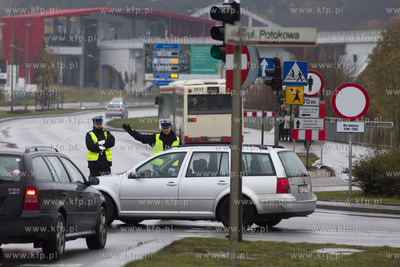 Dzień Wszystkich Świętych. Policja kieruje ruchem...