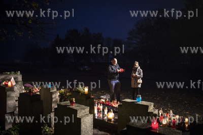 Cmentarz na Westerplatte. Harcerze z hufca ZHP Gdańsk-Portowa...