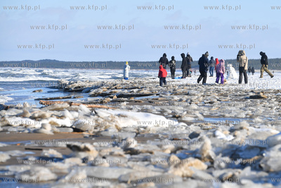 Zimowy spacer po plaży w Sobieszewie 13.02.2021 fot....