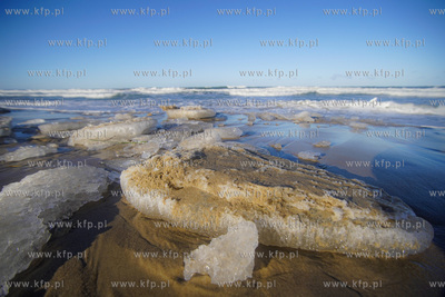 Zimowy spacer po plaży w Sobieszewie 13.02.2021 fot....