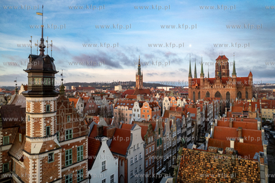 Widok na dachy gdańskich kamieniczek. Na piewszym...