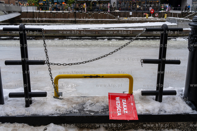 Skuta lodem Motława w Gdańsku. Informacje o zakazie...