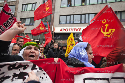 Berlin. Demonstracja grup lewicowych i antyfaszystow...