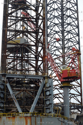 Samopodnosna platforma wiertnicza ENSCO100 przechodzi...