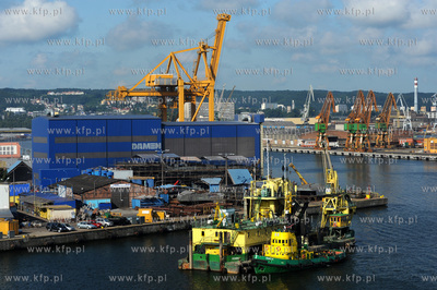 Port w Gdyni. Widok z promu Stena Baltica. n/z poglebiarka...