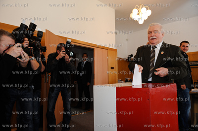 Gdansk. Wybory parlamentarne. Glosuje Lech Walesa z...