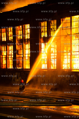 Gdansk. Pozar znajdujacej sie na terenie Stoczni Gdanskiej...