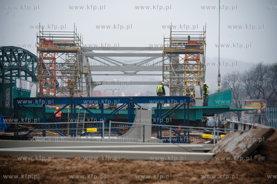Gdansk. Montaz kolejnych czesci wiaduktu nad torami...