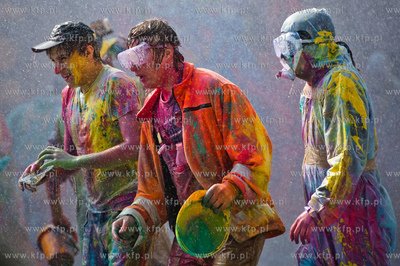 Gdansk. Centrum Stocznia Gdanska. Kolorowy smigus-dyngus...