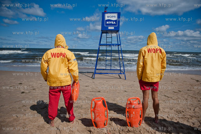 Gdansk. Czerwona flaga wywieszona na plazy w Jelitkowie...