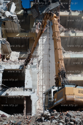 Gdynia. Wyburzanie jednego z budynkuw Dalmoru przy...