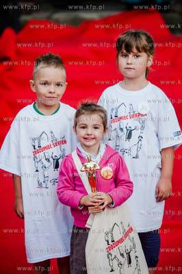 Gdansk. Podworko ulic Robotniczej i Jana z Kolna. Sasiedzi...